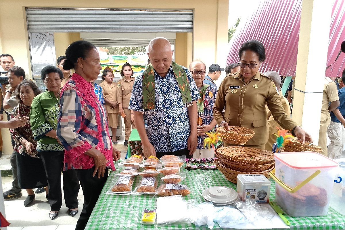 Teten Masduki resmikan pasar rakyat di Kabupaten Biak