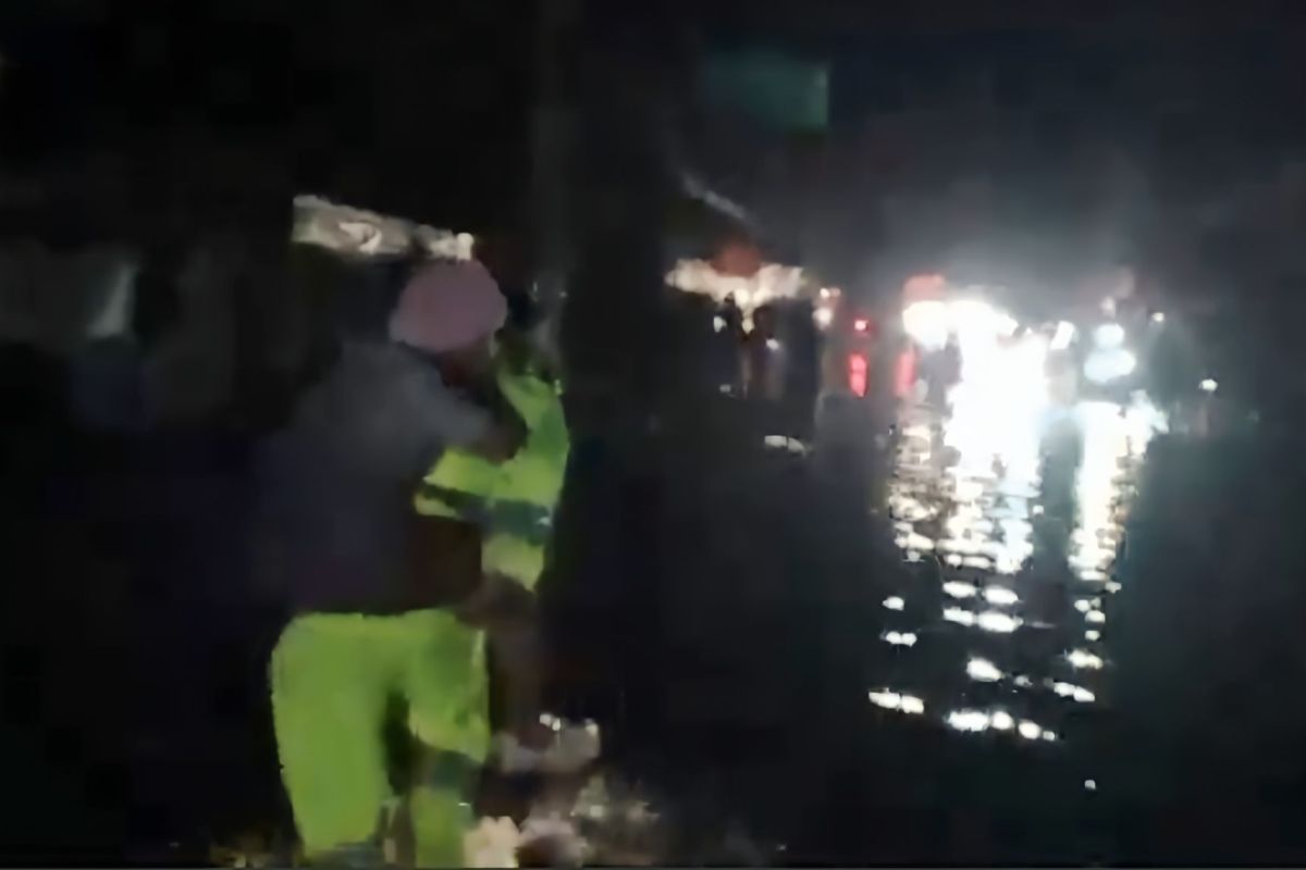 Anggota polisi gendong warga sakit stroke uang terjebak banjir di OKU