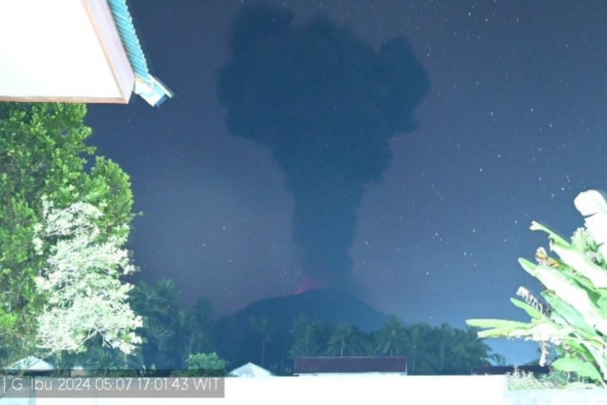 Gunung Ibu erupsi, semburkan abu setinggi 2.000 meter