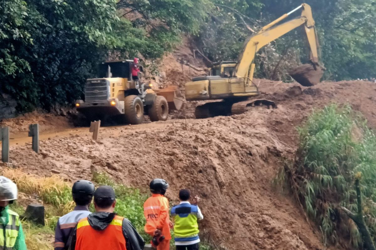 Bebaskan Jalan Padang-Solok dari Longsoran, Semen Padang Turunkan TRC