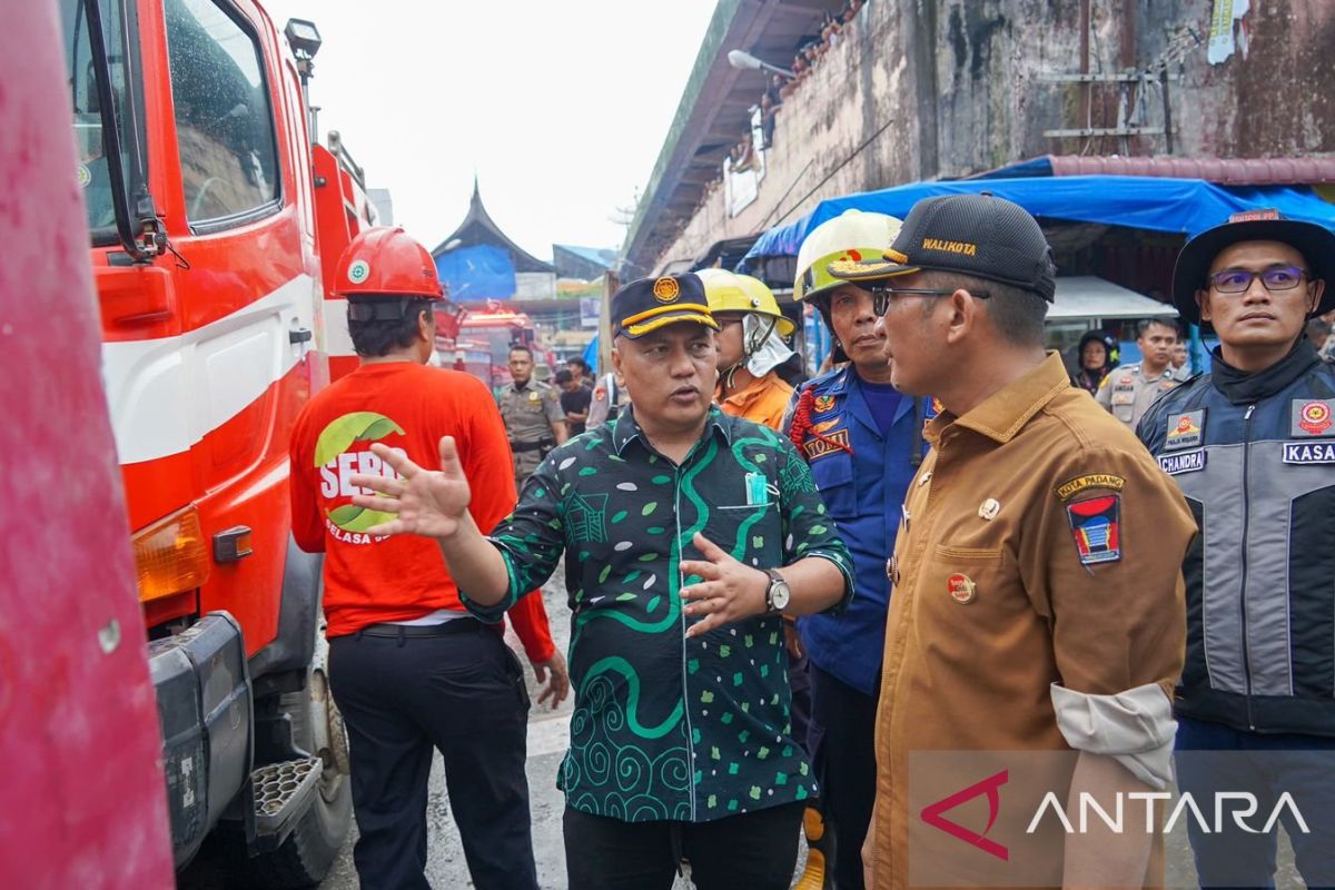 Hendri Septa-Ekos Albar Tinjau Kebakaran Pasar Raya, Ikut Turun Kapolda, Kapolres dan Dandim