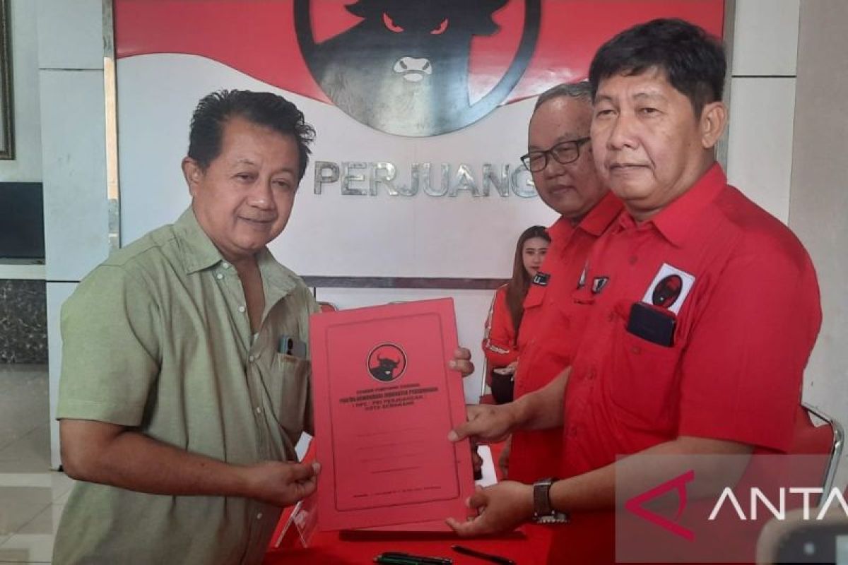 Dua orang ambil formulir pendaftaran penjaringan  PDIP Semarang