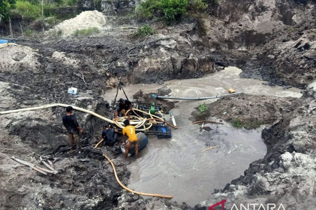 Polres Bangka Tengah evakuasi korban kecelakaan tambang bijih timah