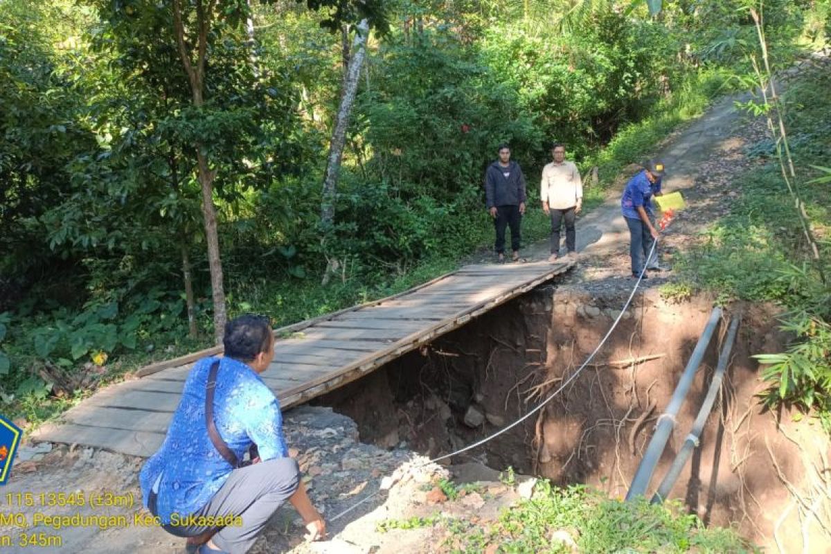 Pemkab Buleleng Buleleng tinjau jalan rusak di Desa Pegadungan