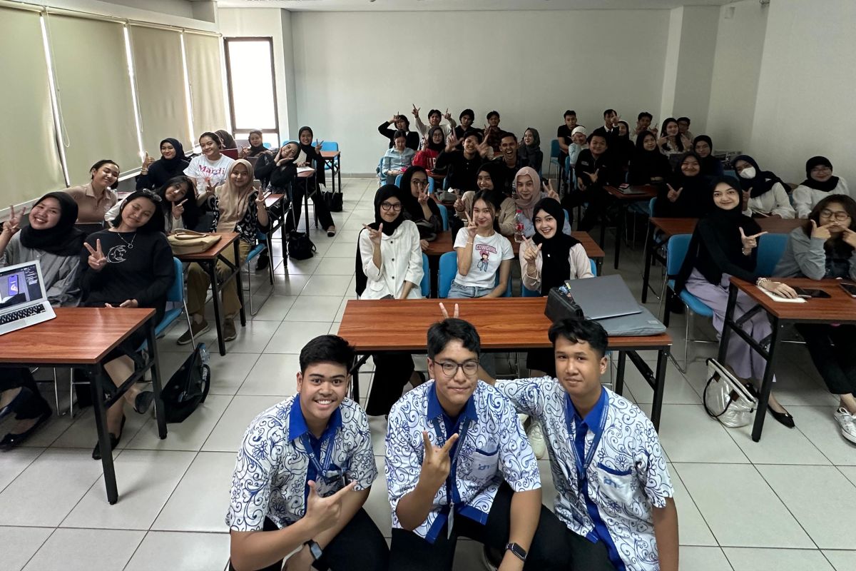 Siswa SMK IDN Solo berbagi pengetahuan di UI dan SDIT Iqro