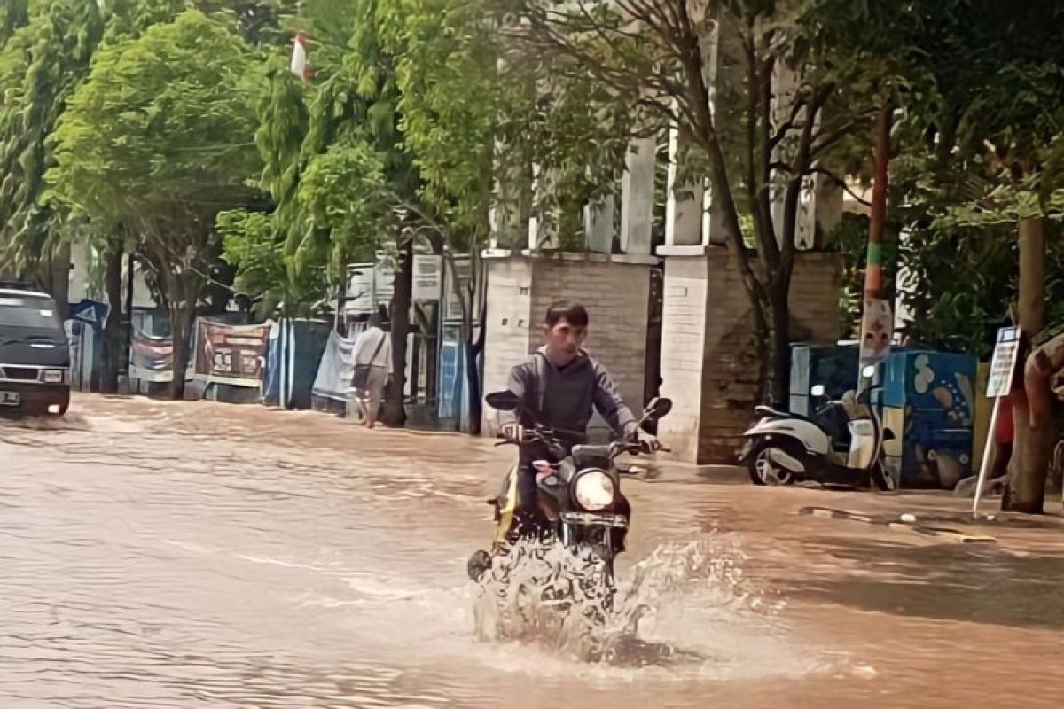 Jalan Lintas Sumatera OKU lumpuh akibat banjir 1,5 meter