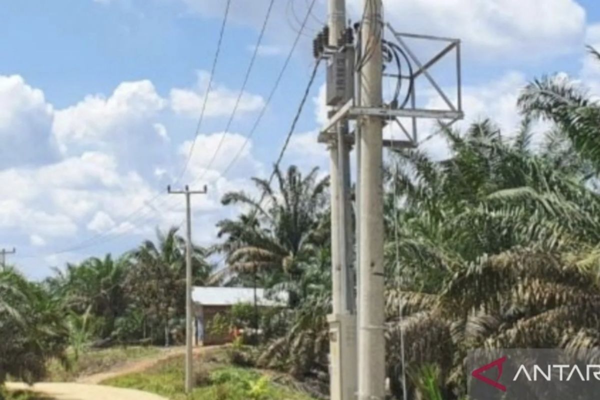 PLN aliri listrik 273 KK dusun terpencil di Inderagiri Hulu Riau