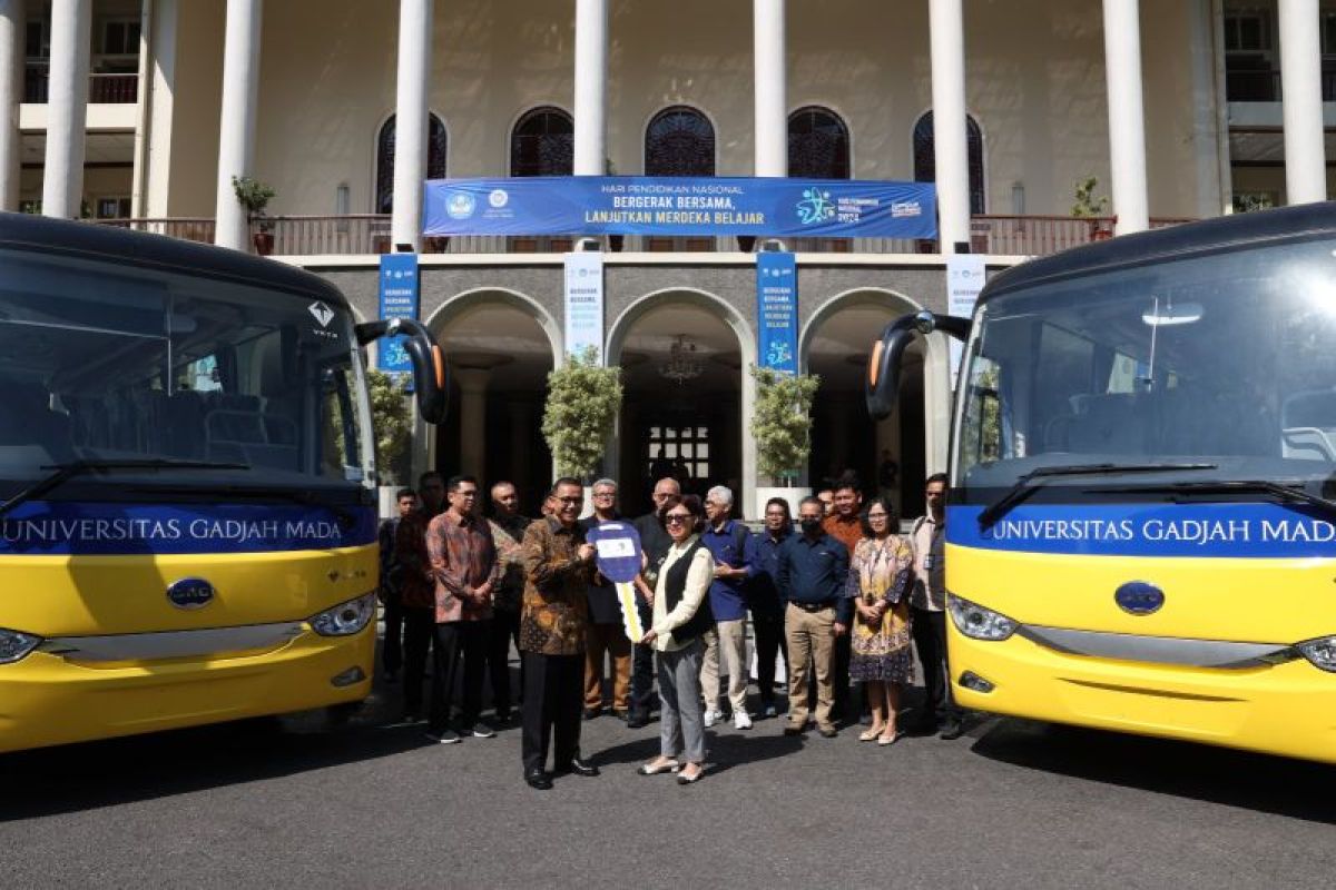 Kementerian Investasi hibahkan tiga unit bus listrik ke UGM