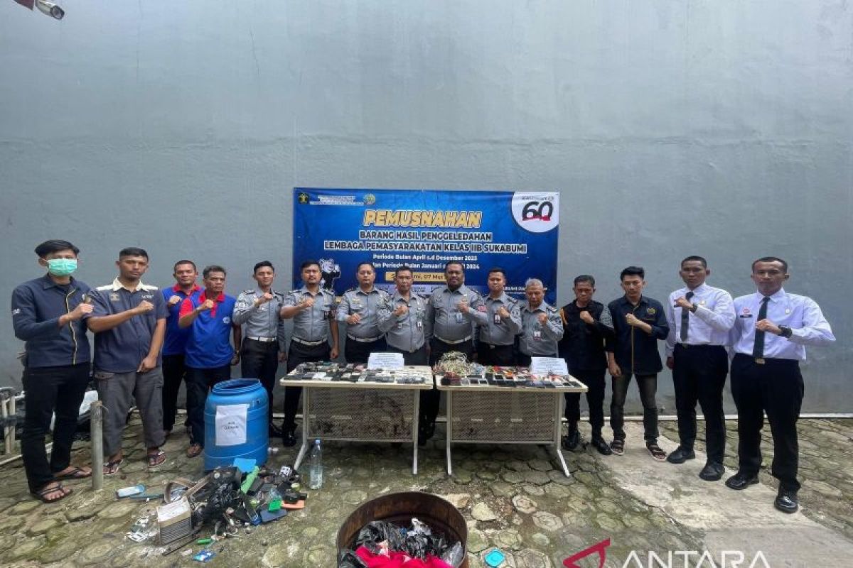 Puluhan telepon seluler milik warga binaan Lapas Nyomplong dimusnahkan