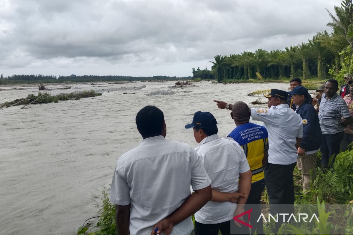 Bupati Manokwari tinjau Sungai Wariori guna rumuskan langkah penanganan banjir