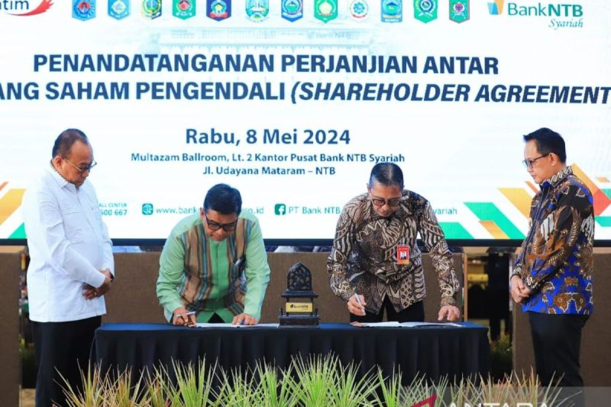 Bank Jatim dan NTB Syariah tanda tangani perjanjian pemegang saham