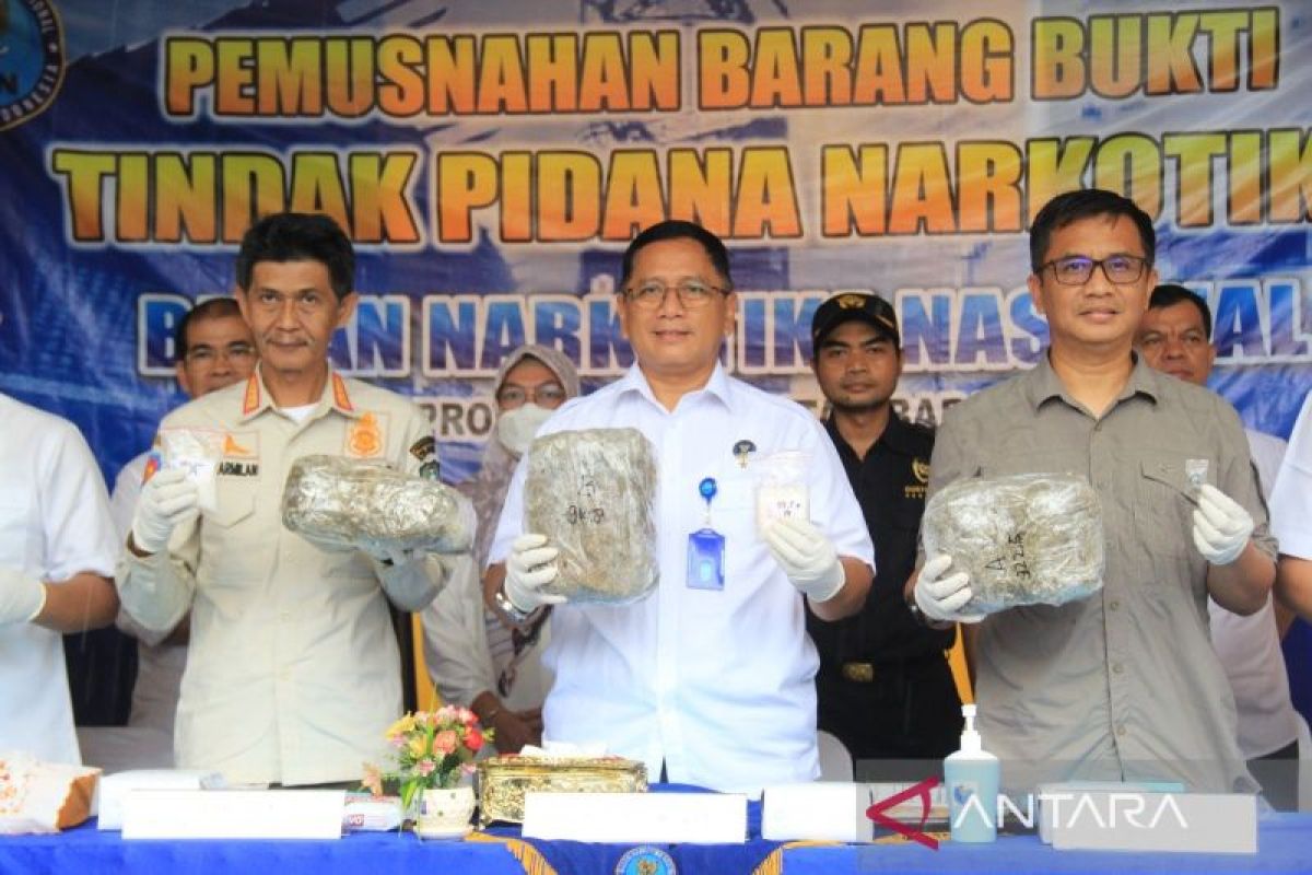 BNNP Kalimantan Barat memusnahkan narkotika jenis methamphetamine