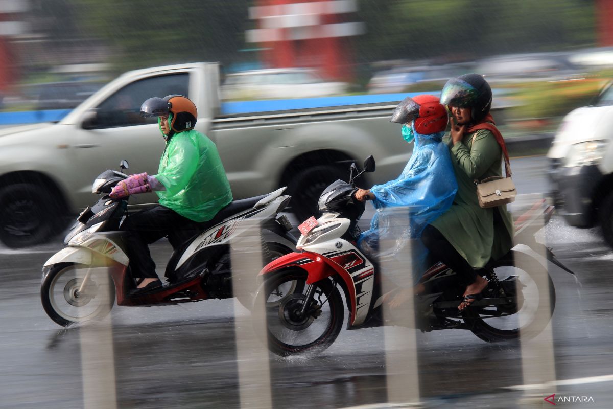 BMKG prakirakan hujan ringan hingga sedang mengguyur sebagian wilayah Indonesia