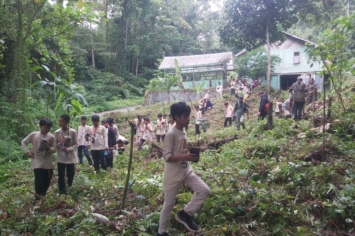 Balai TNM  ajak siswa alam Indonesia tanam pohon pakan burung paruh bengkok