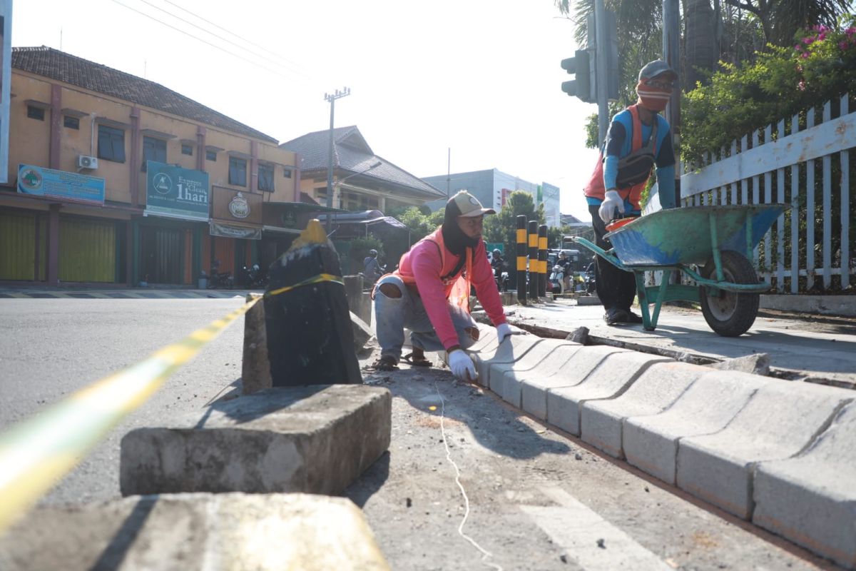 Dinas PUPR Kota Madiun kerjakan perbaikan delapan titik jalur trotoar