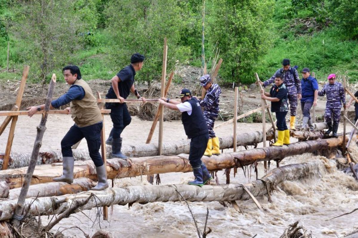 Pj Gubernur Sulsel lalui medan sulit temui warga terisolir banjir Luwu