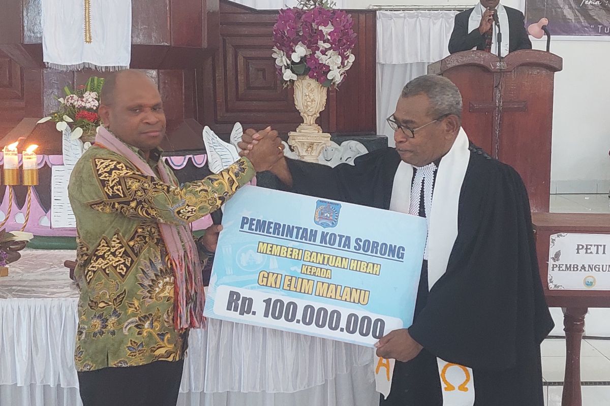 Wali Kota Sorong hibahkan Rp100 juta untuk bangun GKI Elim Malanu
