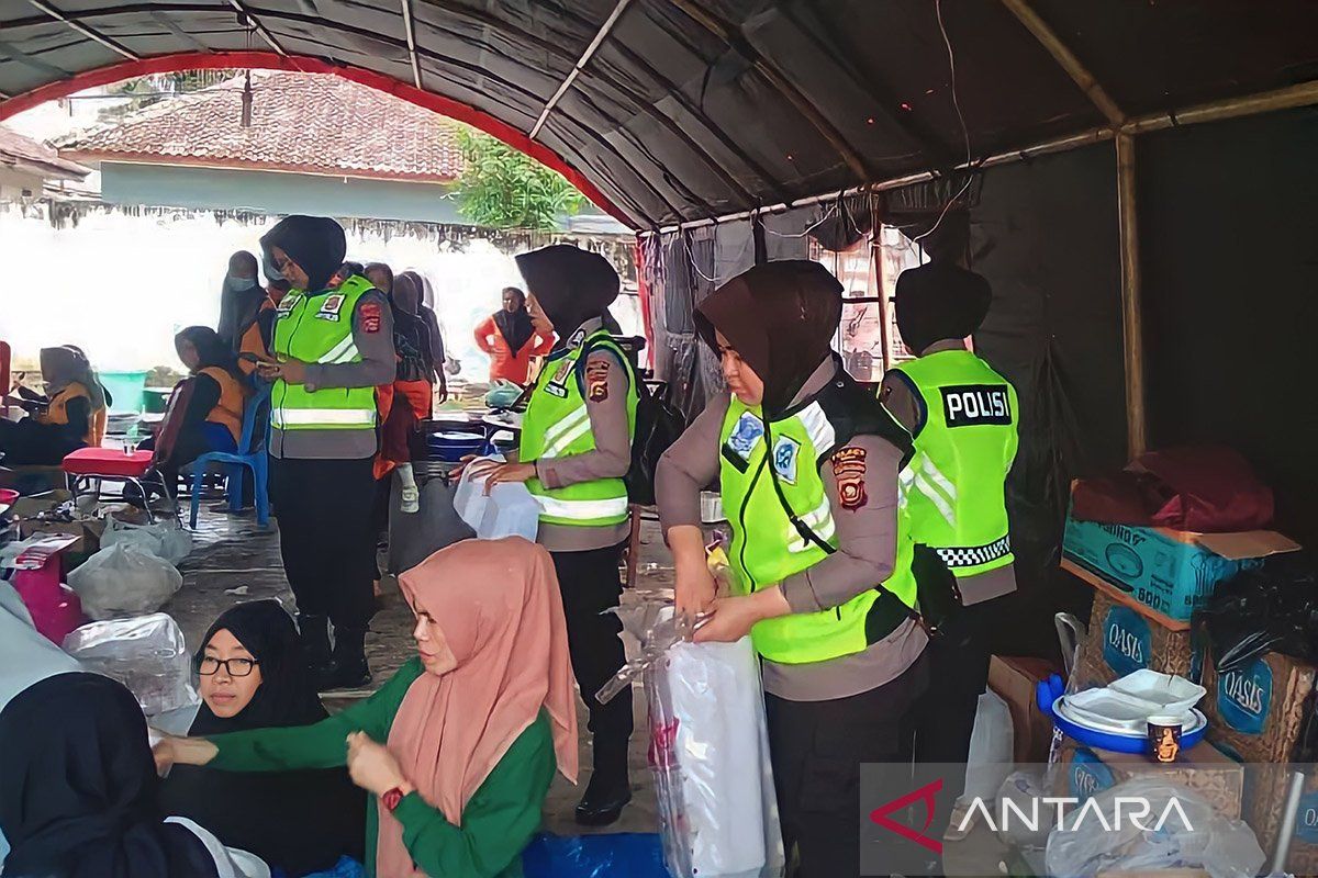 Polres OKU terjunkan polwan bantu dapur umum untuk korban banjir