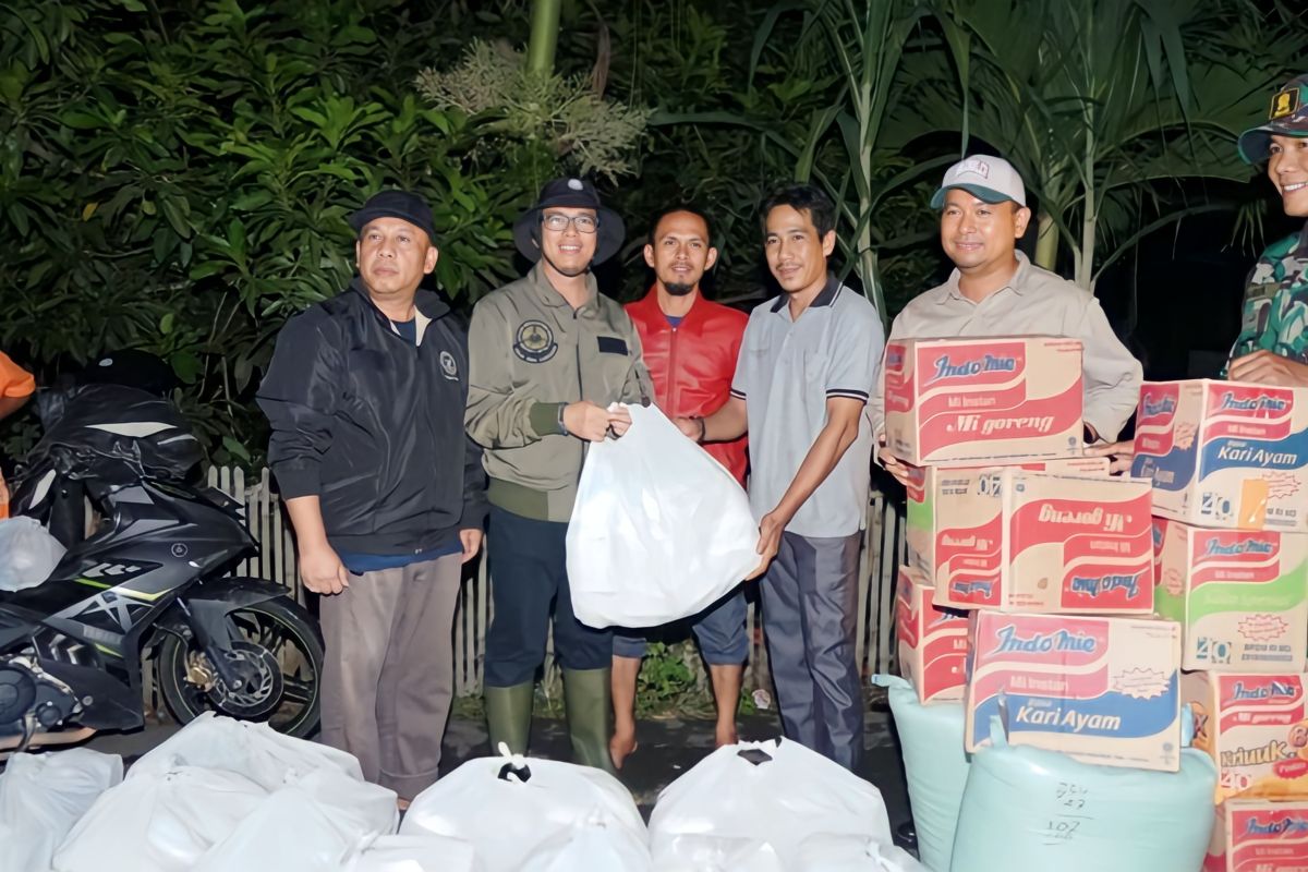 Pj Bupati Teddy Meliwansyah bagikan nasi bungkus untuk warga terdampak banjir