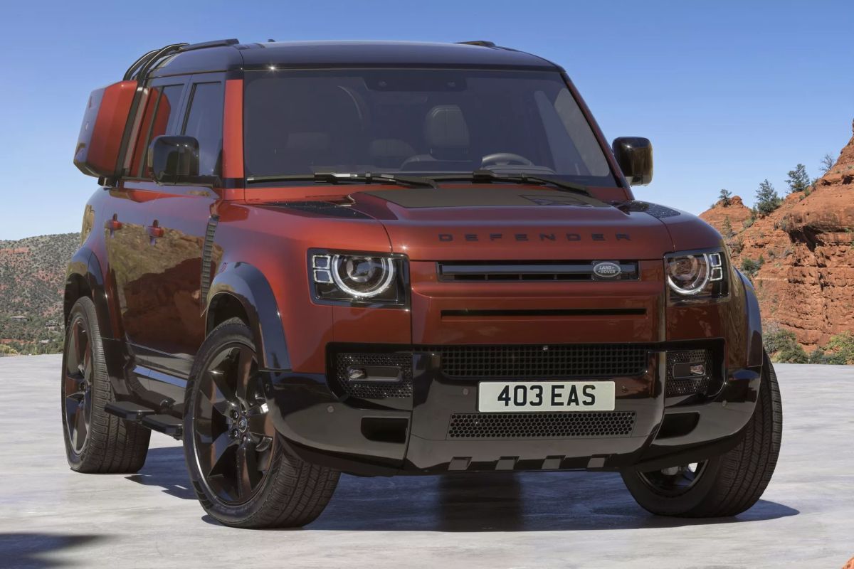 Edisi terbaru Land Rover Defender 2025 lebih mewah dan bertenaga