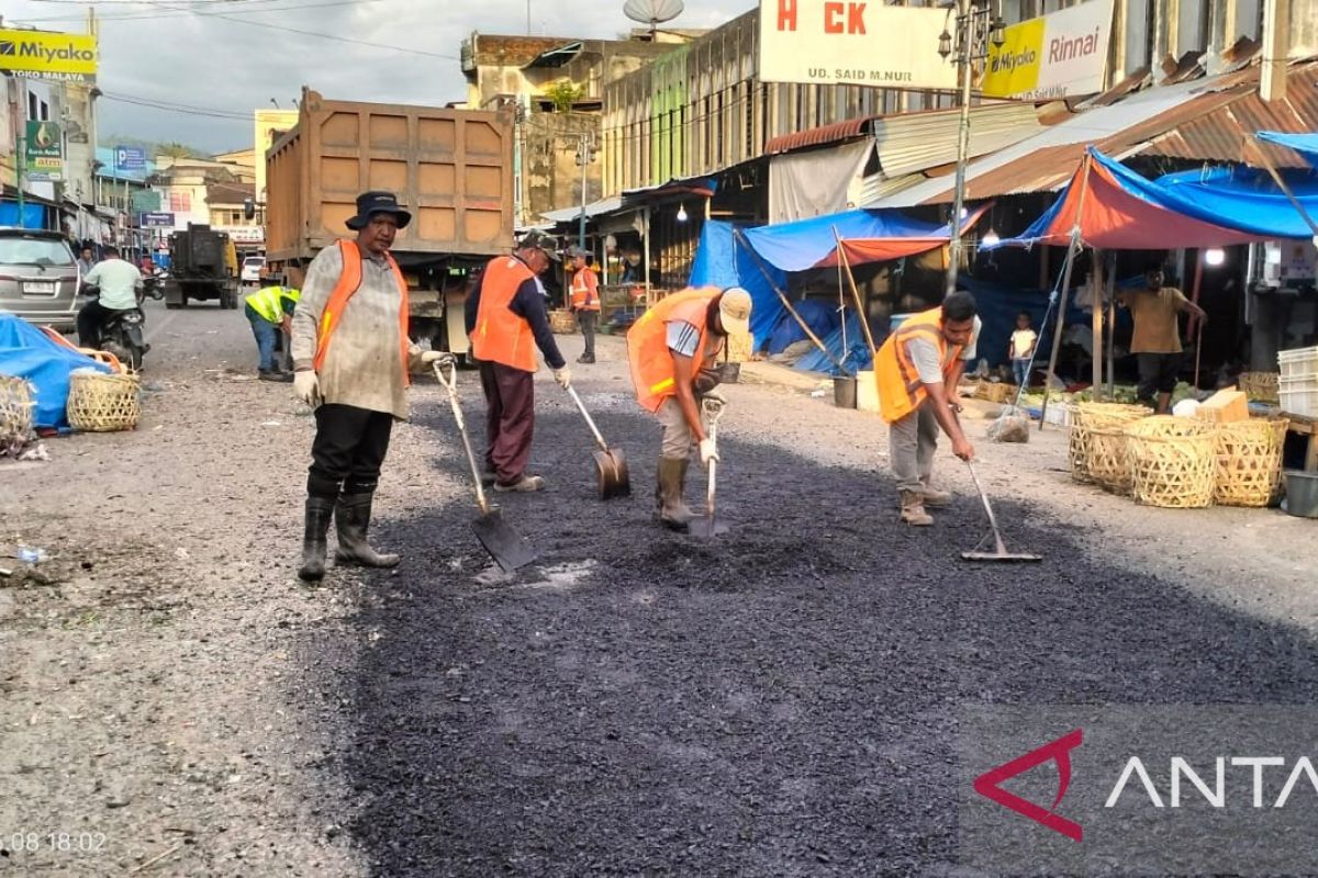 PUPR Abdya perbaiki jalan berlubang di Pasar Blangpidie