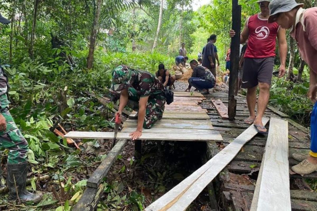 TNI bangkitkan semangat gotong royong warga perbatasan Indonesia-Malaysia