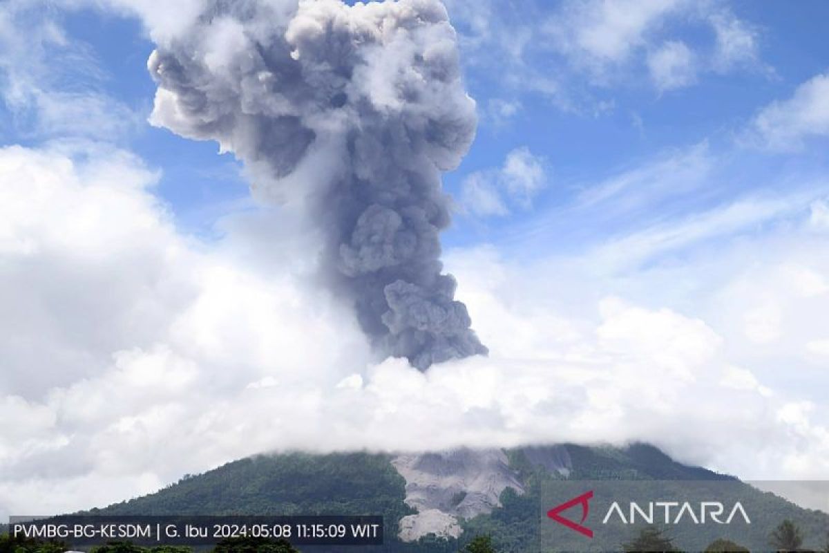 Gunung Ibu semburkan abu vulkanik setinggi 1.500 meter