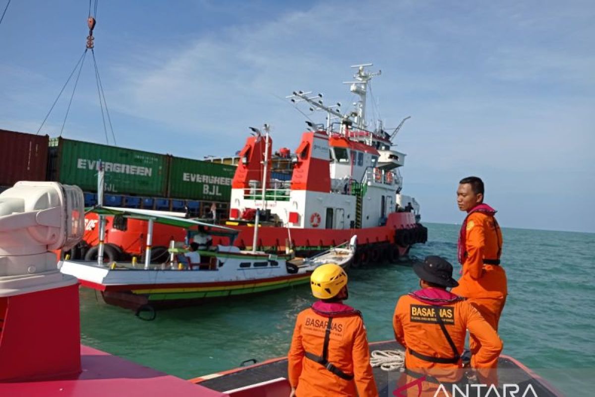 Tim SAR gabungan berhasil amankan dua kapal kandas di perairan pantai Pasir Padi