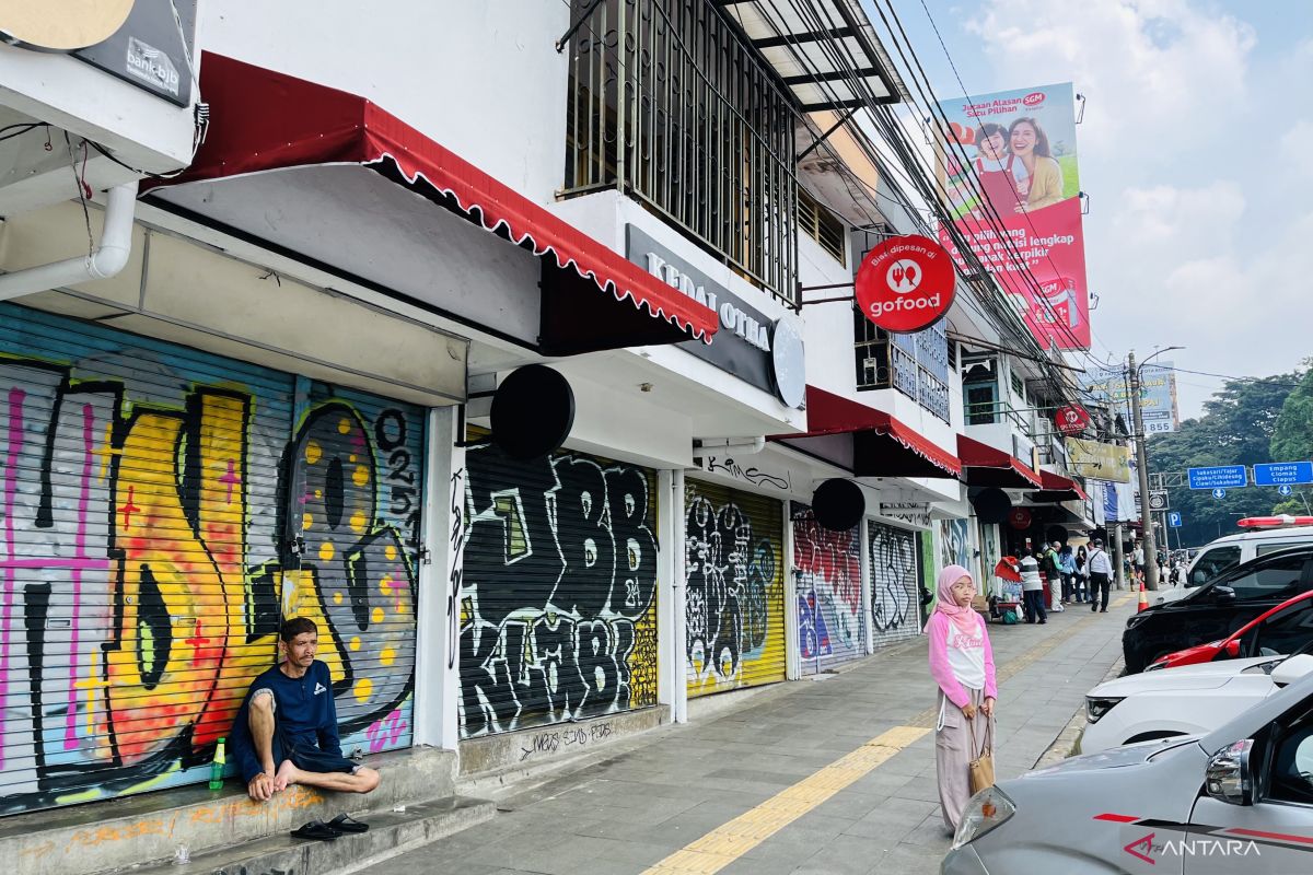 Dinas PUPR Kota Bogor bersama Apjatel tata kabel sekitar Jembatan Otista