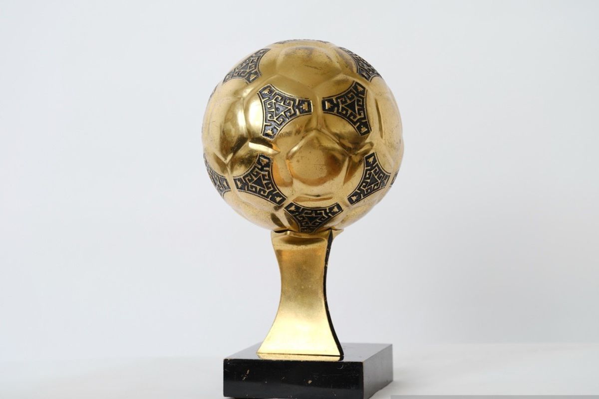 Trofi bola emas Diego Maradona di Piala Dunia 1986 akan dilelang