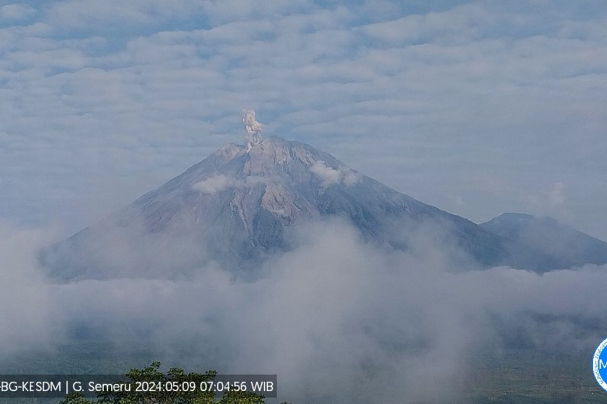 Gunung Semeru tercatat tiga kali erupsi pada Kamis