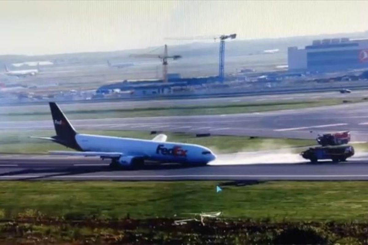 Pesawat kargo Boeing 767 mendarat darurat tanpa roda depan