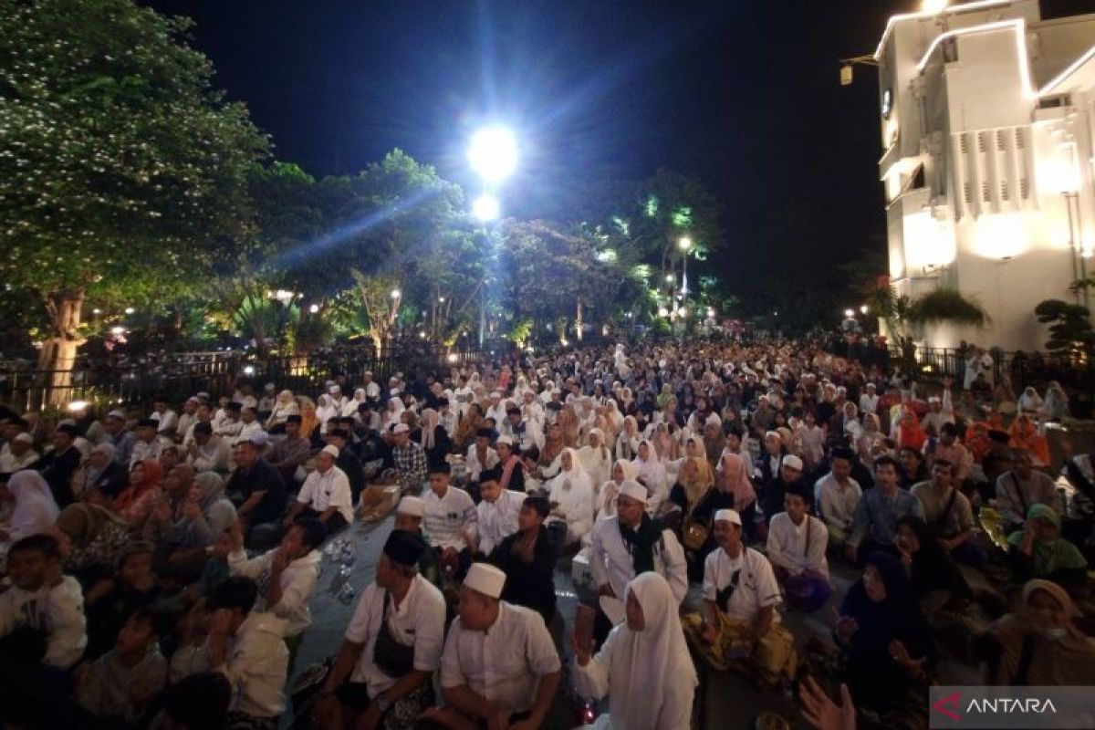 Warga luar Surabaya antusias hadiri pengajian Gus Iqdam di Taman Surya