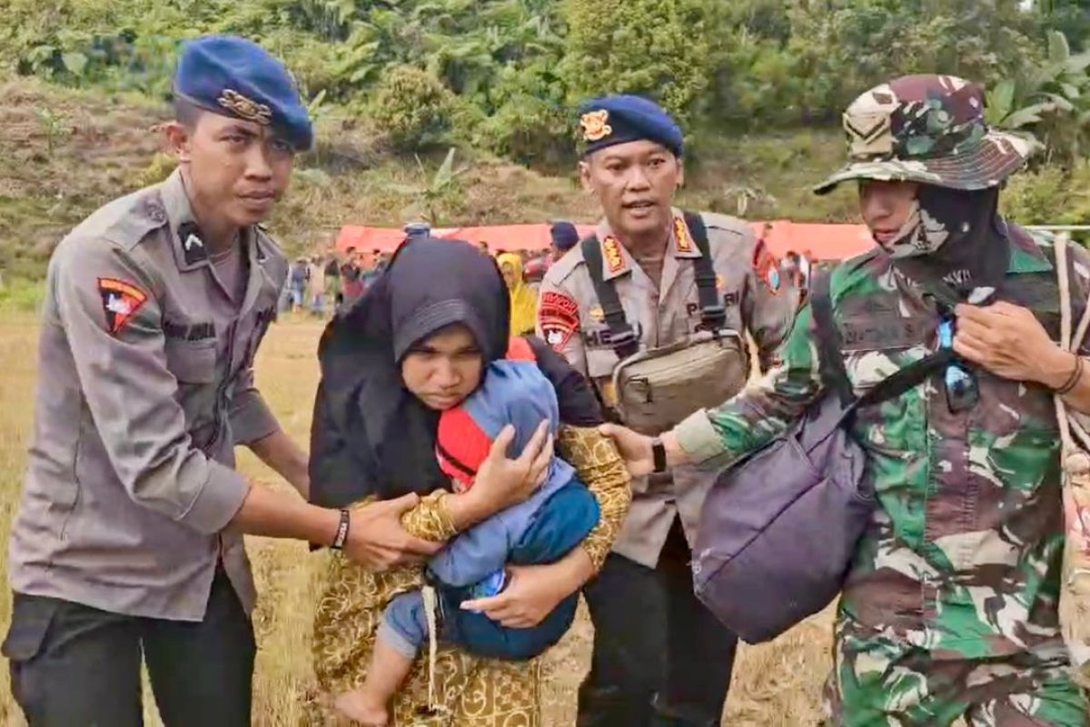 Polri-TNI evakuasi warga stroke dari wilayah terisolasi di Luwu Sulsel