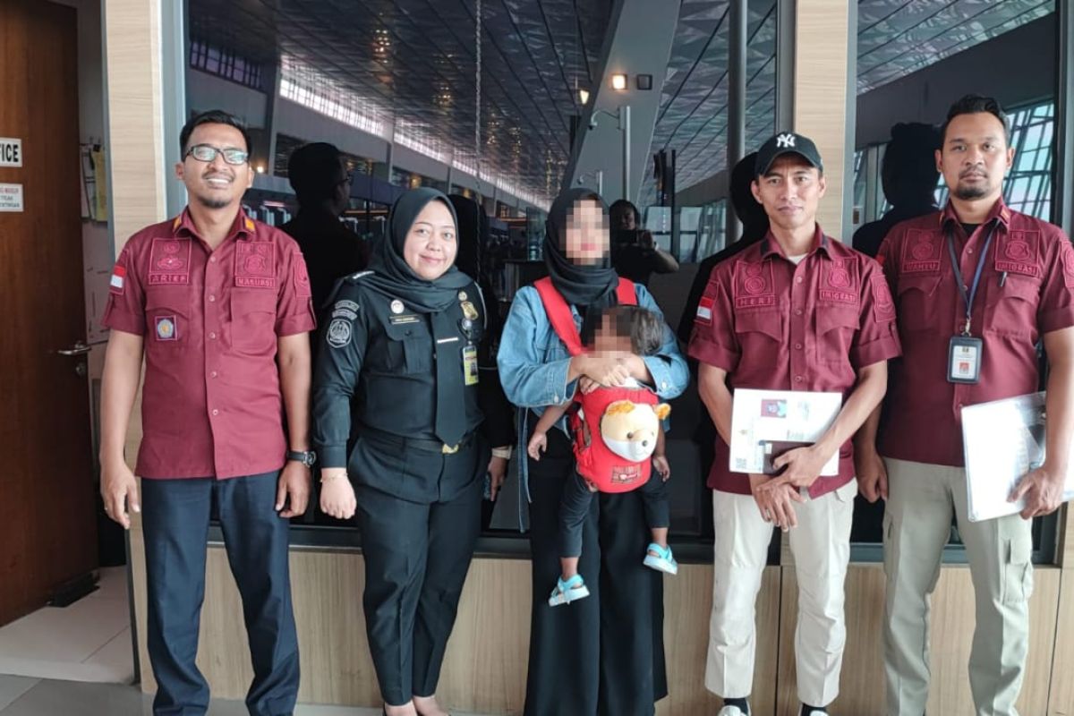 Imigrasi Kediri deportasi ibu dan anak warga Sri Lanka