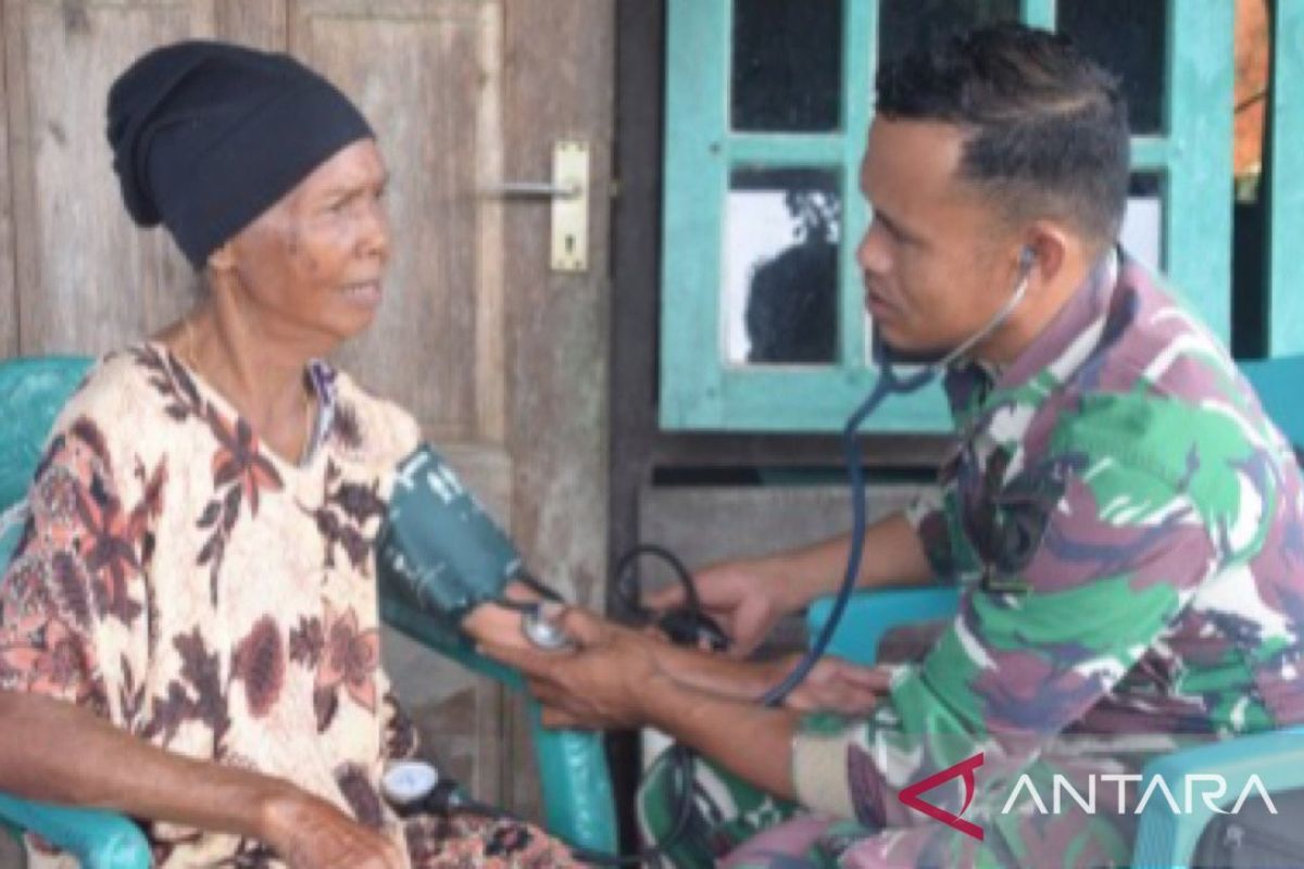 Satgas TMMD 120 gelar pemeriksaan  kesehatan gratis warga Waenenat Buru