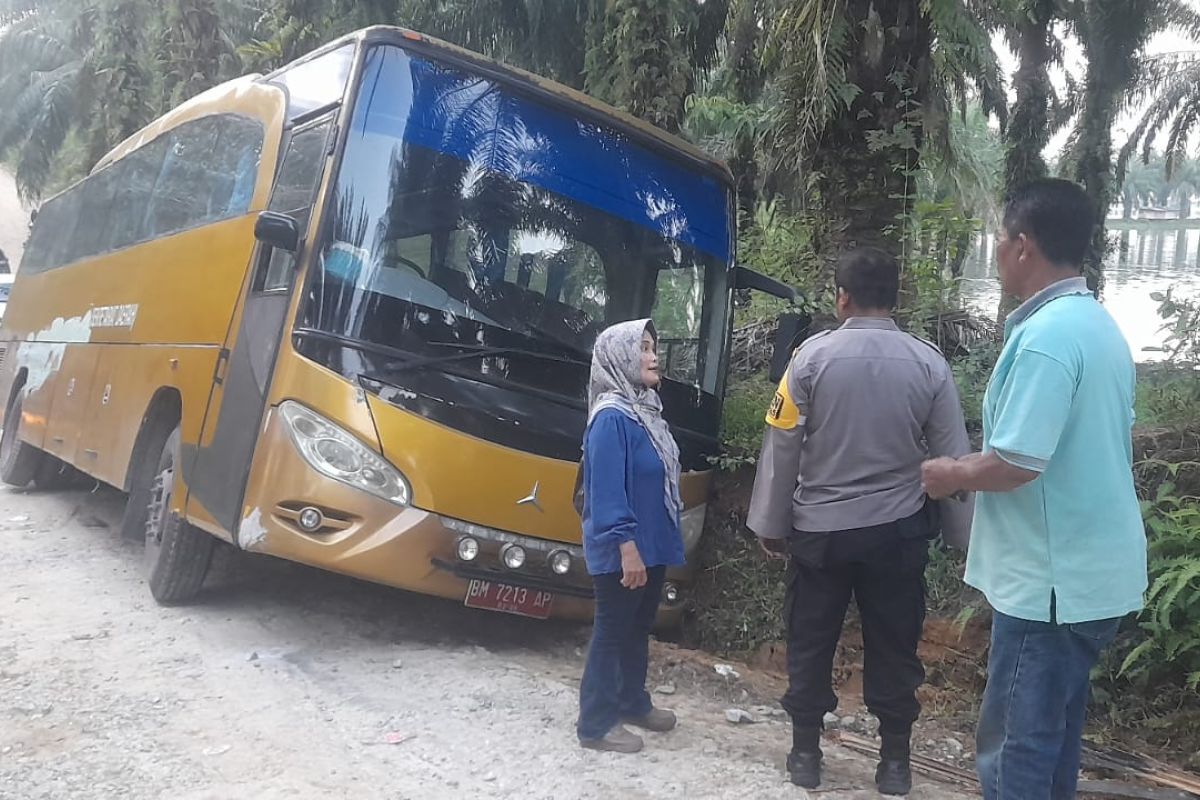 Bus wisata ditumpangi rombongan guru Pekanbaru terperosok di Henferd Land Kampar
