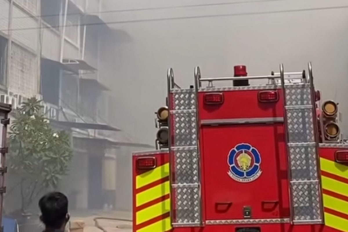 Gulkarmat kerahkan sebanyak 75 personel untuk padamkan kebakaran di Penjaringan