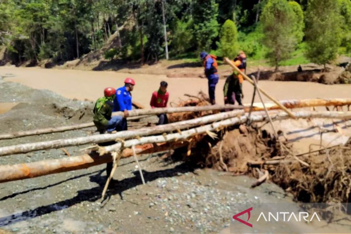 Damkar Makassar bangun jembatan darurat di Luwu