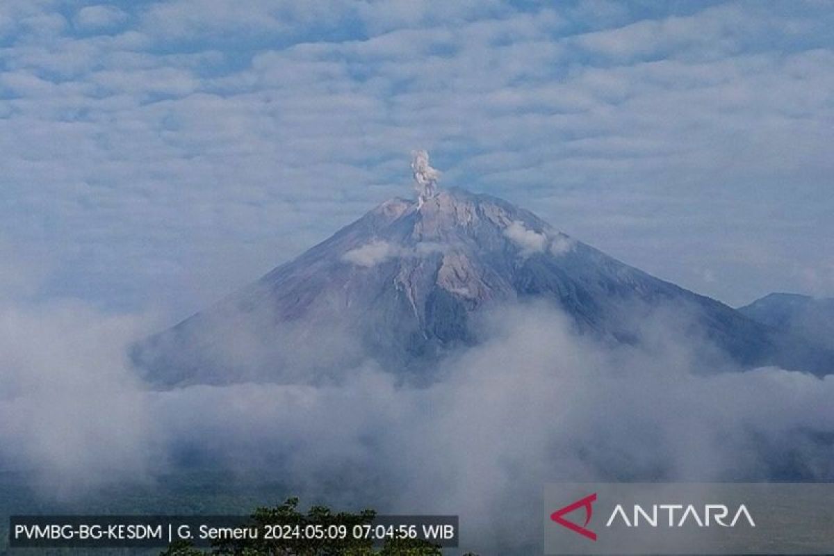 Gunung Semeru tiga kali erupsi pada Kamis