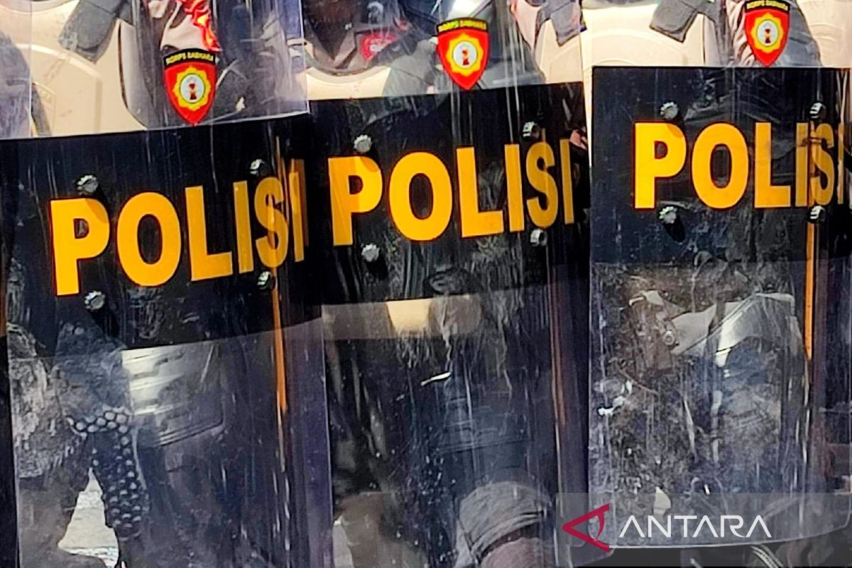 Dua pemuda bacok polisi menyerahkan diri