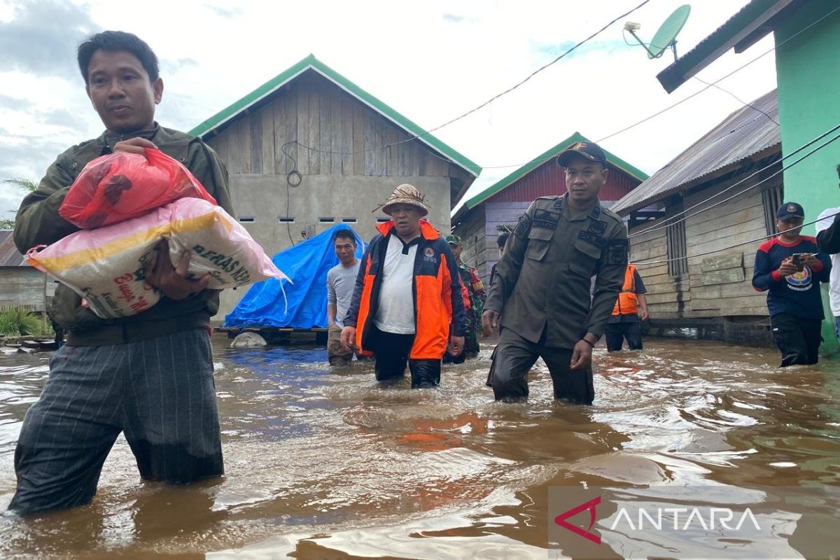 Bupati Konawe Utara terjang banjir salurkan bantuan untuk warga