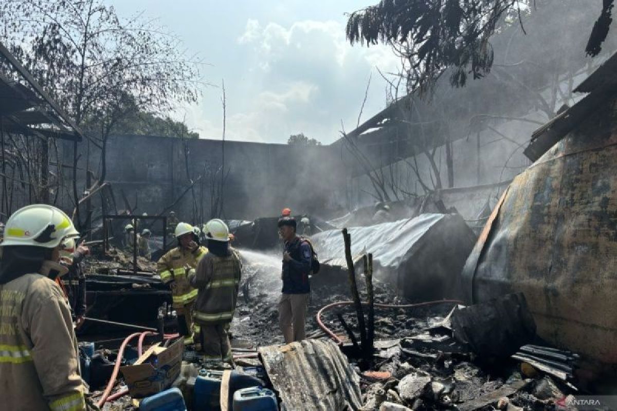 Pabrik limbah plastik di Bandung terbakar pada Jumat siang