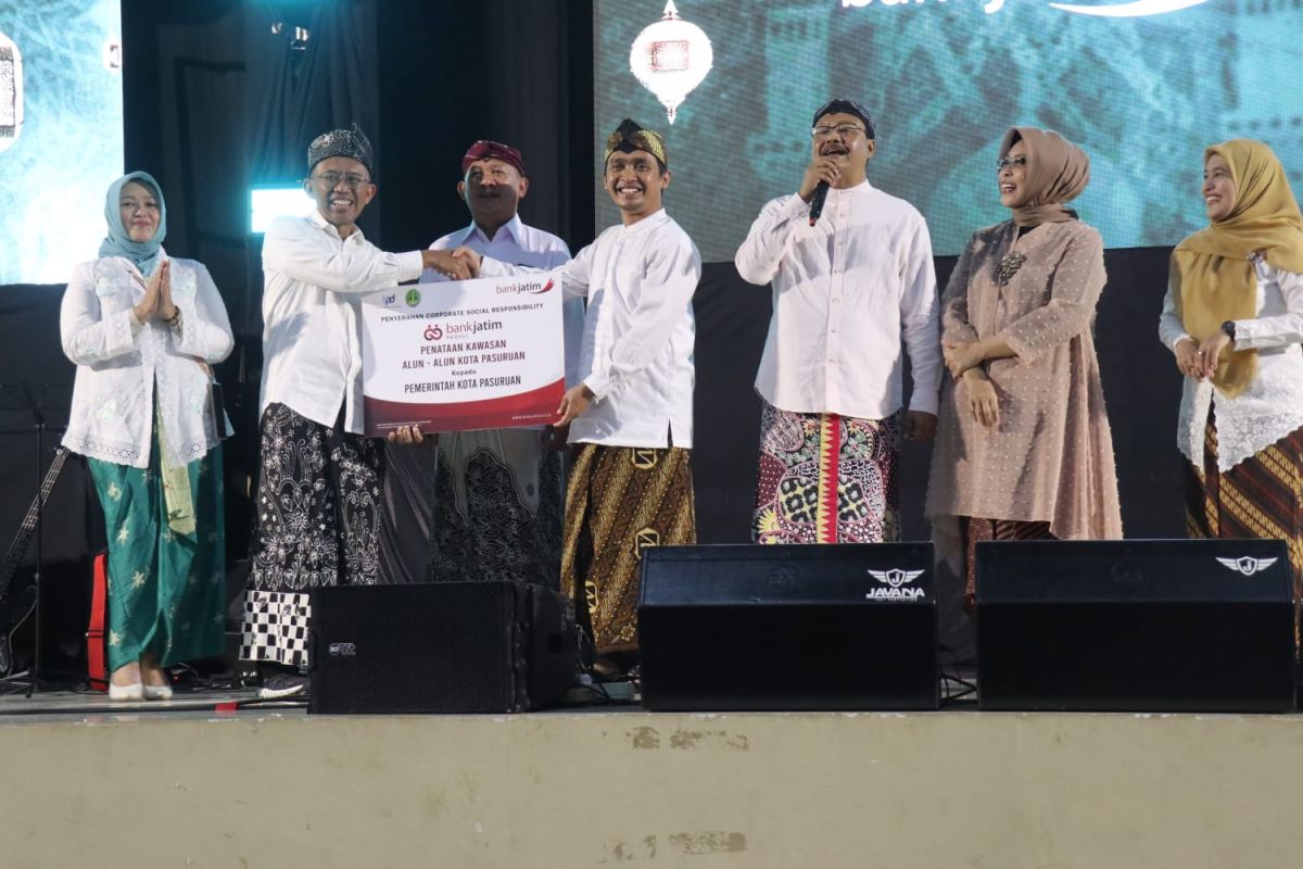 Bank Jatim serahkan bantuan rehabilitasi Alun-alun Kota Pasuruan