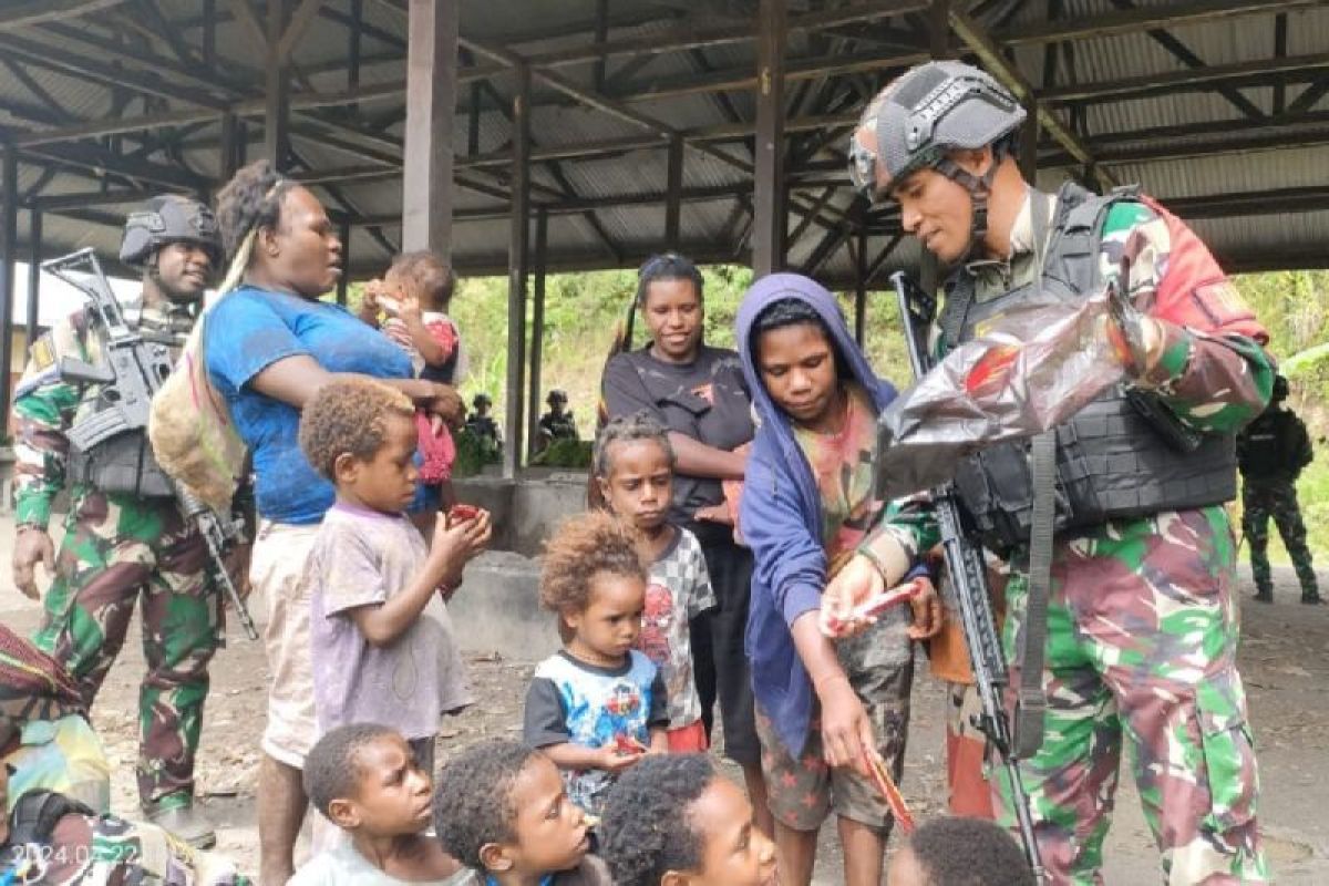 TNI-Polri beri rasa aman warga Pogapa dari OPM