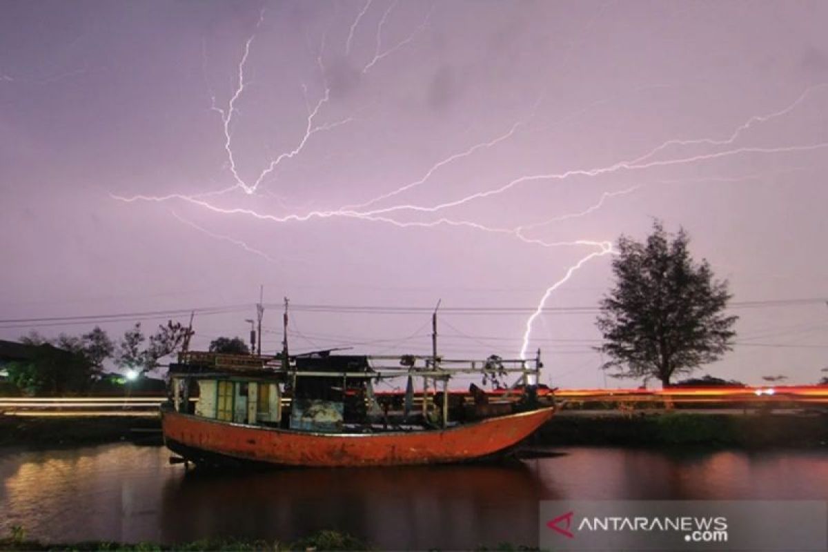 BMKG:  14 wilayah di Indonesia berstatus waspada dampak cuaca ekstrem