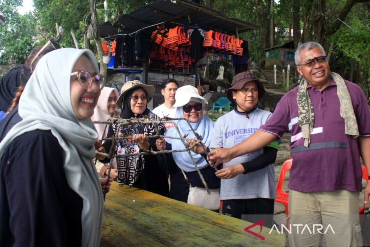 Mahasiswa magister lingkungan USK transplantasi karang di Sabang