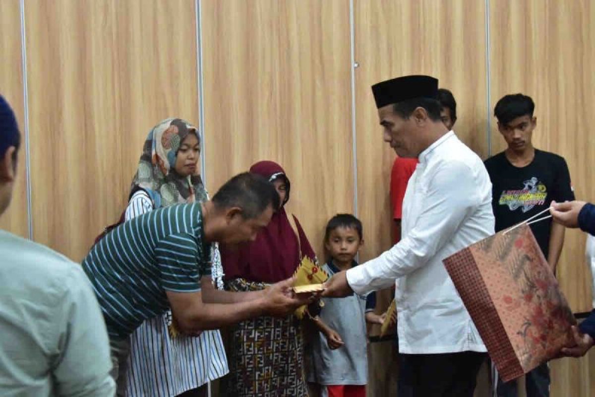 Agriculture minister hands out aid to South Sulawesi's flood victims