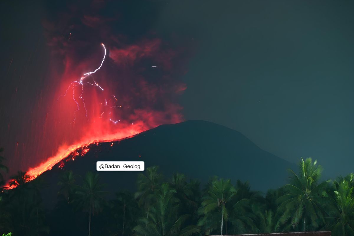 Gunung Ibu meletus ciptakan badai petir vulkanik saat dini hari