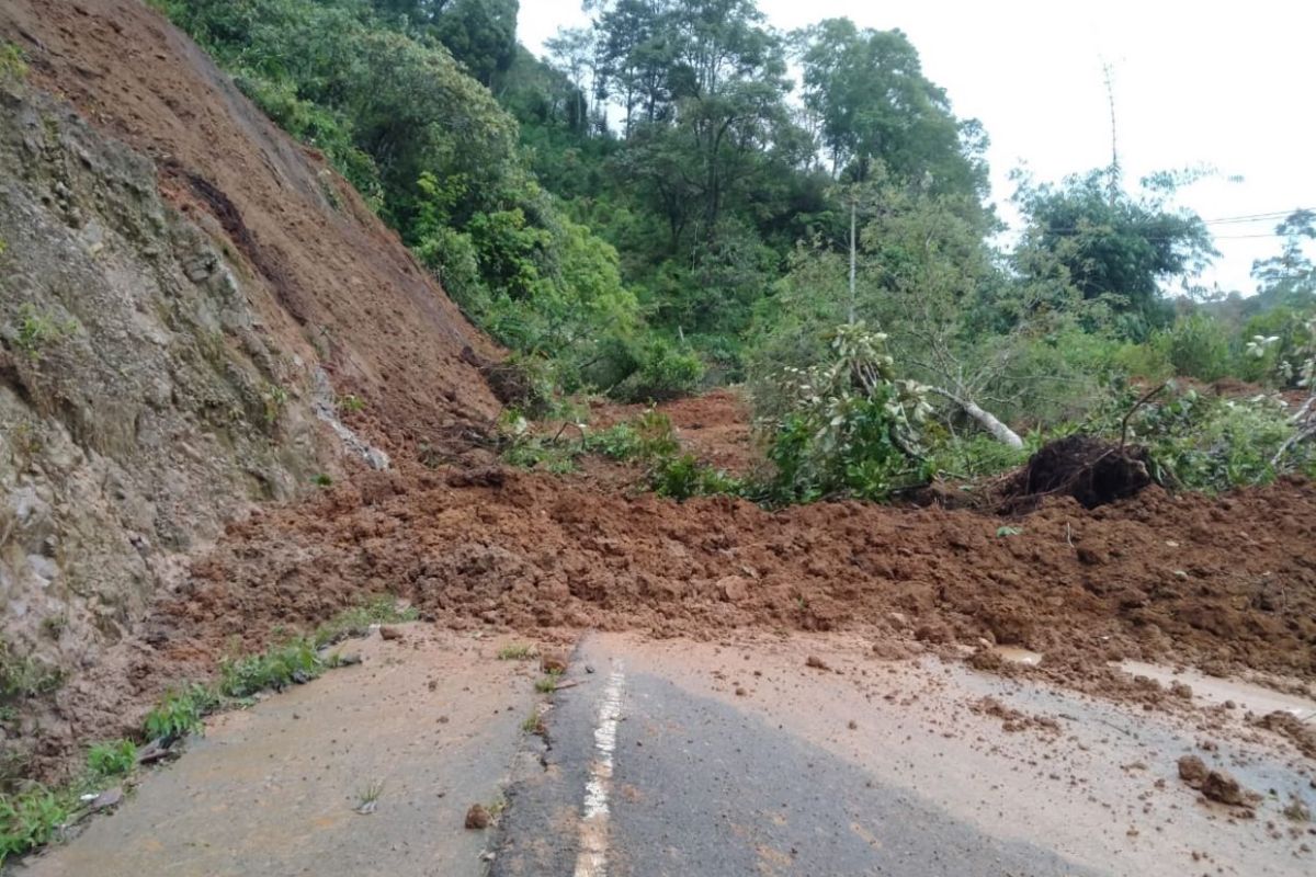 Jalan penghubung Padang-Bukiittinggi tertimbun longsor